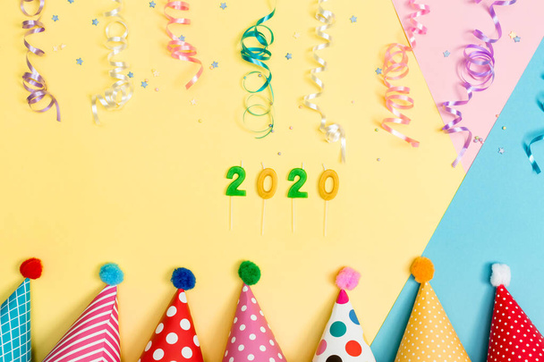 2020 party theme with with hats and streamers - Zdjęcie, obraz