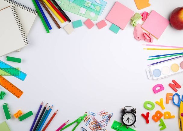 školní potřeby: Vícebarevné dřevěné tužky, papírové štítky, PA - Fotografie, Obrázek