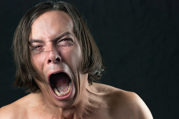 Человек кричит в агонии
 - Фото, изображение