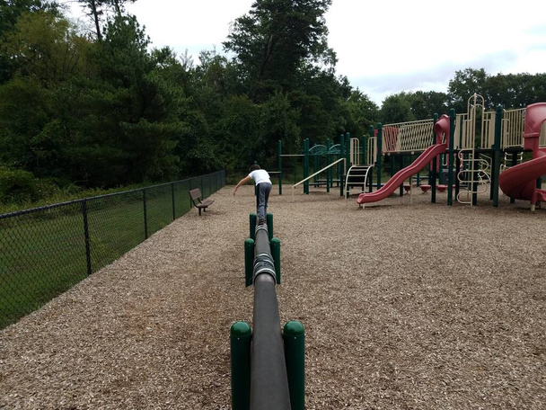 menino criança no equilíbrio feixe no playground
 - Foto, Imagem