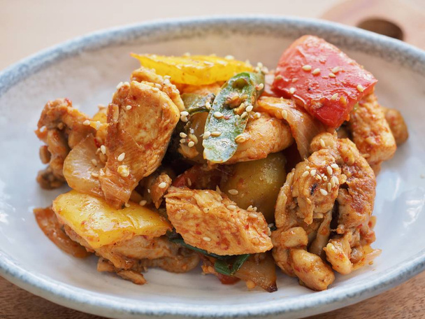 Ασιατικά λαχανικά ανάδευσης κοτόπουλου, πιάτα κοτόπουλου - Φωτογραφία, εικόνα
