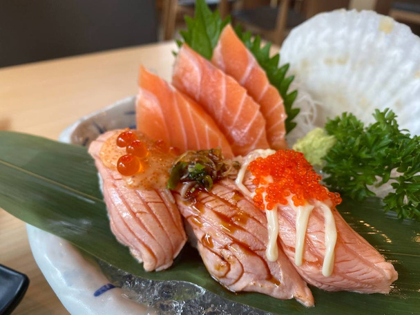 set menu grelha de salmão e wasabi no prato branco
 - Foto, Imagem