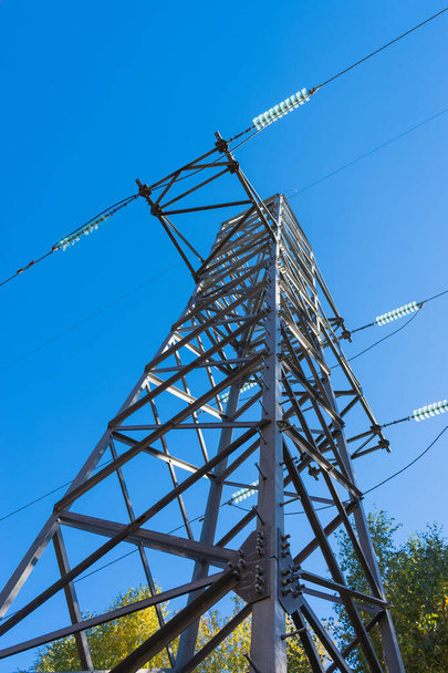 Πύργος υψηλής τάσης, καλώδια ρεύματος σε φόντο μπλε ουρανού. Κάτω όψη - Φωτογραφία, εικόνα