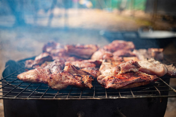 Grillowanie mięsa nad piecem węglowym na wolnym powietrzu  - Zdjęcie, obraz