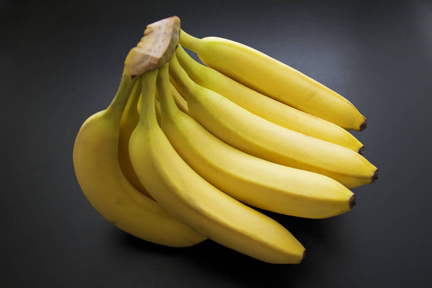"これはバナナの写真です。 Photoshopで傷や黒ずみが除去されます." - 写真・画像