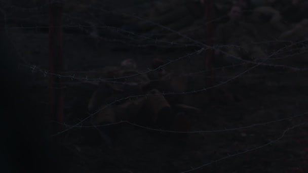 Żołnierz czołgający się nocą pod drutem żelaznym - Materiał filmowy, wideo
