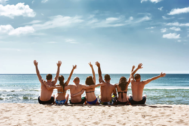 Groupe amis avoir plaisir plage de la mer ensemble
 - Photo, image