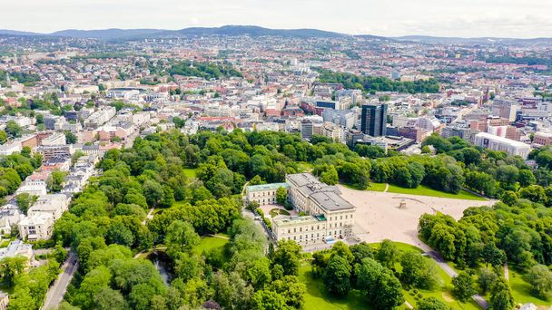 Oslo, Norwegia. Pałac Królewski. W: slottsplassen. Park pałacowy, od Drone  - Zdjęcie, obraz