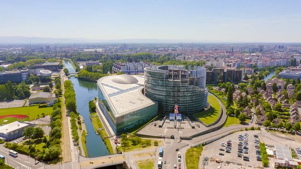 Straatsburg, Frankrijk. Het gebouwencomplex is het Europees Parlement, het Europees Hof voor de Rechten van de Mens, het Paleis van Europa, Luchtfoto  - Foto, afbeelding
