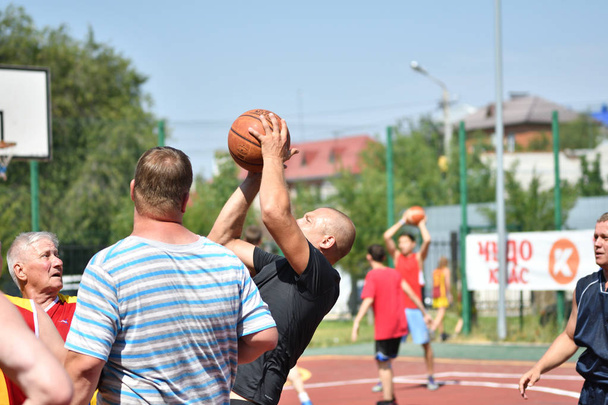 Orenburg, Russia - July 30, 2017 year: men play Street Basketball - Zdjęcie, obraz
