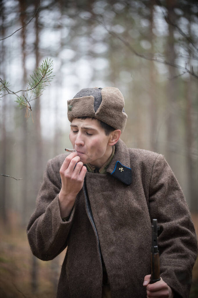 Ein Soldat aus dem Zweiten Weltkrieg zieht an einer Selbstrolle im Wald - Foto, Bild