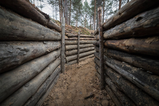 2. Dünya Savaşı 'nda ormandaki tahta siper. - Fotoğraf, Görsel