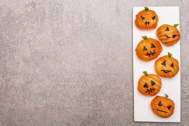 Funny Halloween Sushi Pumpkins Jack o Lantern, Sushi Monsters. Temari sushi, sushi balls. Healthy food for kids - Foto, Imagen