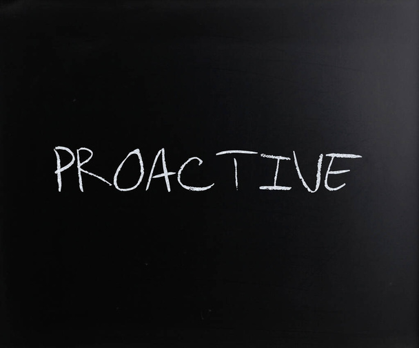 Écrit "proactif" à la craie blanche sur un tableau noir
 - Photo, image