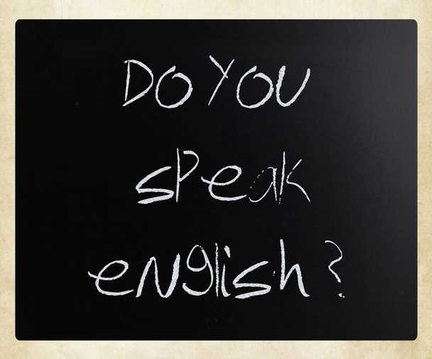 "Parlez-vous anglais "écrit à la main à la craie blanche sur un blackbo
 - Photo, image