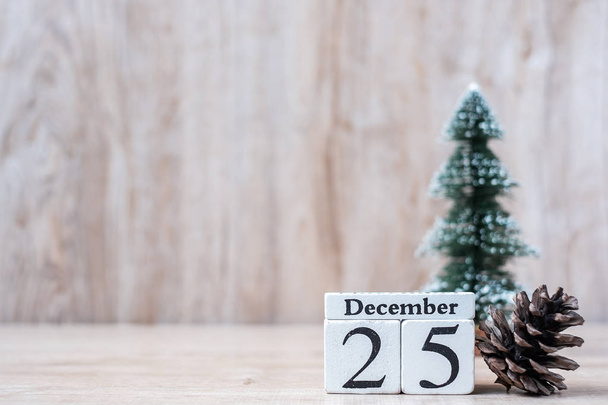 25 grudnia kalendarz z dekoracją świąteczną, bałwan, Santa c - Zdjęcie, obraz