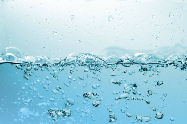 Plusk wody lub fala wody z pęcherzykami powietrza na tle - Zdjęcie, obraz