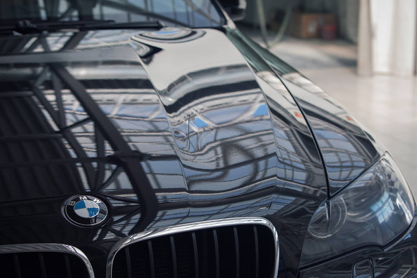 advertising of machines, Moscow, 1.11.2018: details close-up: headlights. The icon of the BMW motor company - Foto, imagen