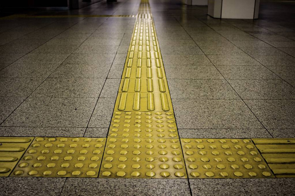 Japonya, Osaka 'da görme bozukluğuna yardımcı olmak için dokunsal kaldırım döşemeleri. - Fotoğraf, Görsel