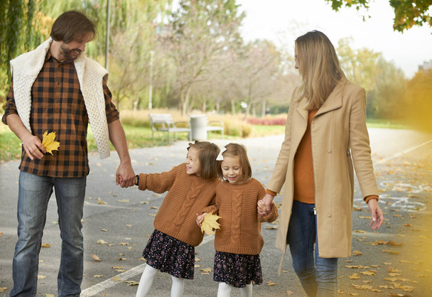 Ευτυχισμένη οικογένεια σε ενεργά να αφιερώνουν χρόνο - Φωτογραφία, εικόνα