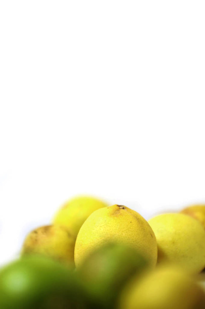 frische und grüne Zitrone mit verunreinigter Zitrone auf weißem Hintergrund - Foto, Bild