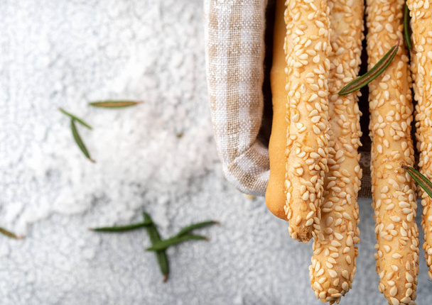 Olasz grissini vagy sós kenyeret botok a kosárban egy könnyű - Fotó, kép