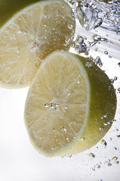 Two lemons under water - Zdjęcie, obraz