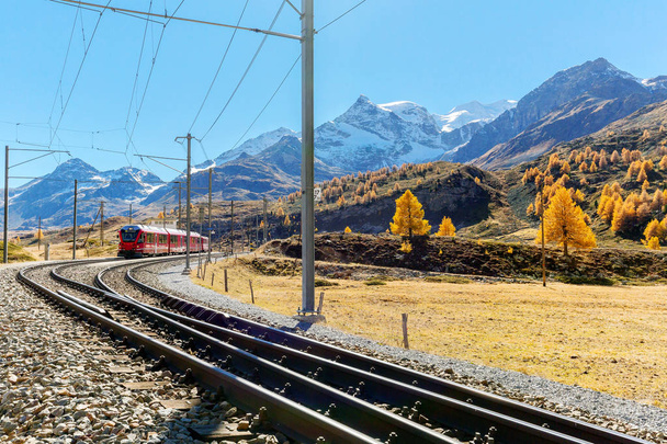 Vörös vonat - Svájc - Felkapaszkodás a Bernina hágóra - Fotó, kép