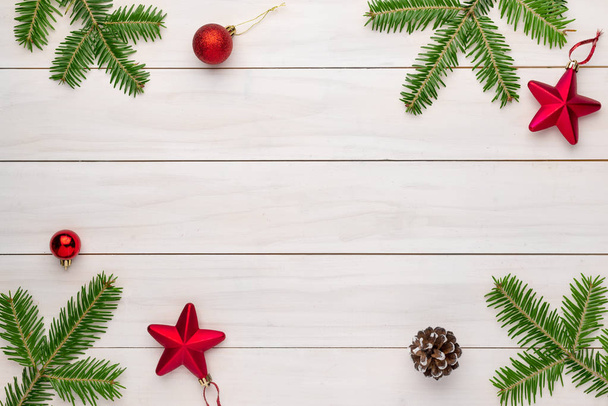 Lapos feküdt karácsonyi jelenet ingyenes helyet a közepén üdvözlő szöveg. Karácsonyi dekorációk fehér fa felületen. - Fotó, kép