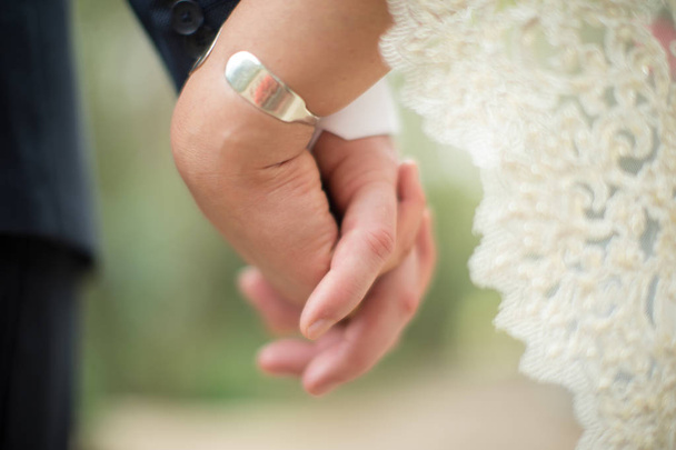 A menyasszony és a vőlegény közeli kezei. Képszelektív fókusz. - Fotó, kép