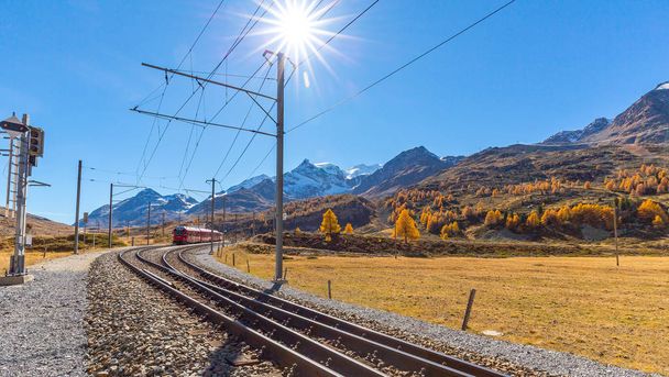 Train rouge - Suisse - Montée au col de Bernina
 - Photo, image