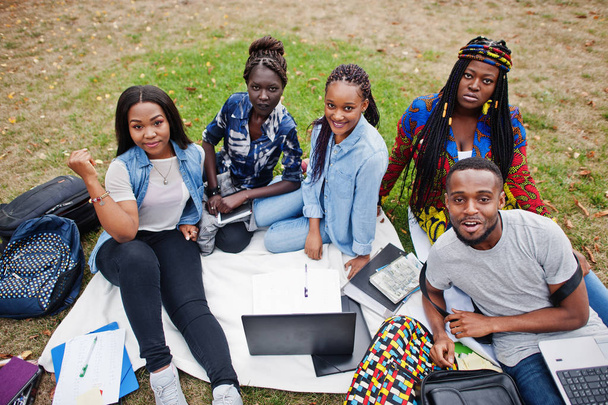 Группа из пяти студентов африканского колледжа проводит время вместе на
 - Фото, изображение