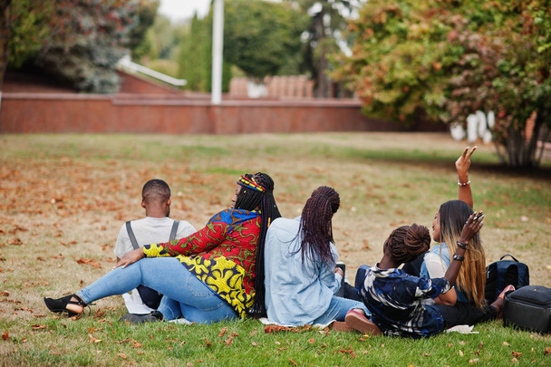 Indietro del gruppo cinque studenti universitari africani trascorrere del tempo insieme
 - Foto, immagini