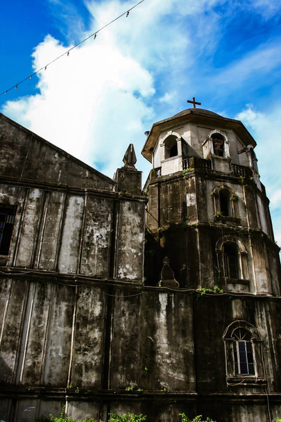 O campanário da Igreja Paroquial Nossa Senhora de Candelaria em Silang, Província de Cavite, ilha de Luzon, Filipinas
. - Foto, Imagem