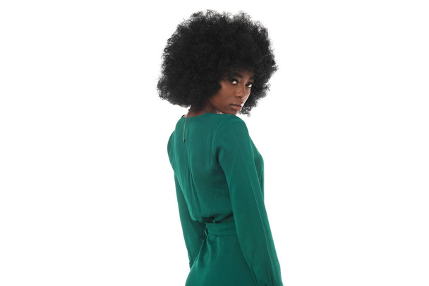Imagen de belleza de chica afroamericana en vestido verde aislado sobre fondo blanco
. - Foto, Imagen