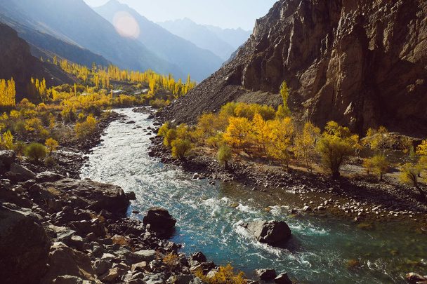 Krásná příroda krajina pohled na klikaté řeky tekoucí podél údolí v pohoří Hindu Kush. Podzimní sezóna v Gupis Ghizer, Gilgit Baltistan, Pákistán. - Fotografie, Obrázek
