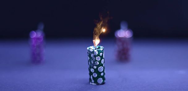 Feuerwerkskörper zum Diwali-Fest auf blauem und schwarzem Hintergrund - Foto, Bild