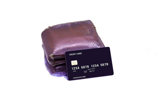 pánská kabelka s kreditními a debetními kartami na bílém stole - Fotografie, Obrázek