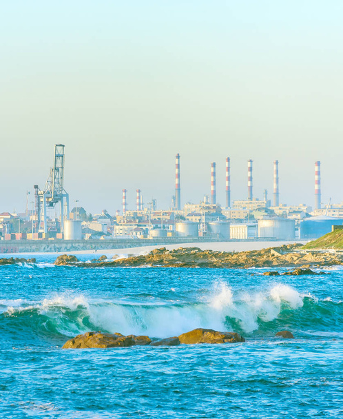 Трубы промышленных предприятий, берега моря, краны
 - Фото, изображение