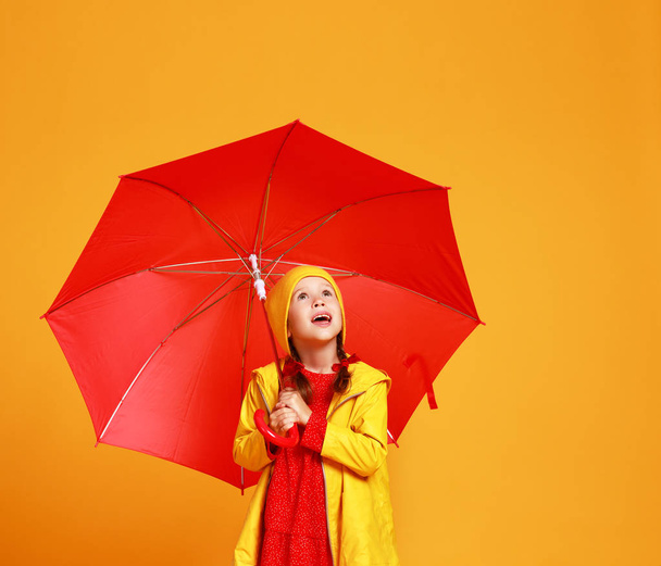 boldog érzelmi vidám gyermek lány nevetve piros esernyő  - Fotó, kép