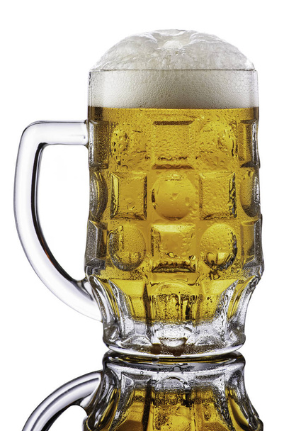 склянка пива ізольована на білому фоні
  - Фото, зображення