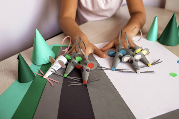 Roztomilé 7-8 let dívka dělat řemeslné myši s barevným papírem - Fotografie, Obrázek