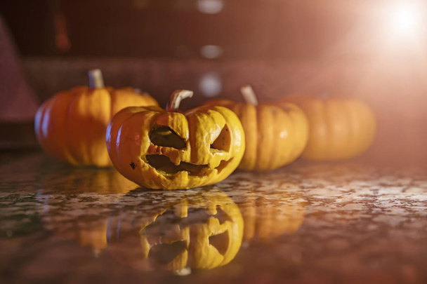 Abóboras de Halloween na mesa, fundo feriados
 - Foto, Imagem