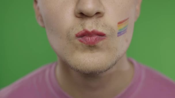Γενειοφόρος άντρας με ζωγραφισμένα χείλη φιλάει στην κάμερα. Η κοινότητα του Igbt. Τρανσέξουαλ - Πλάνα, βίντεο