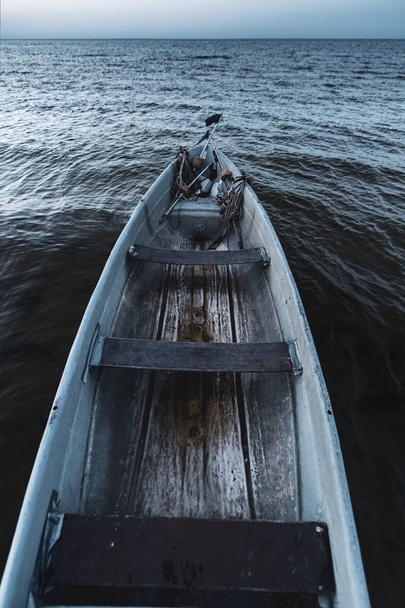 Човен старих рибалок на морі після заходу сонця
. - Фото, зображення