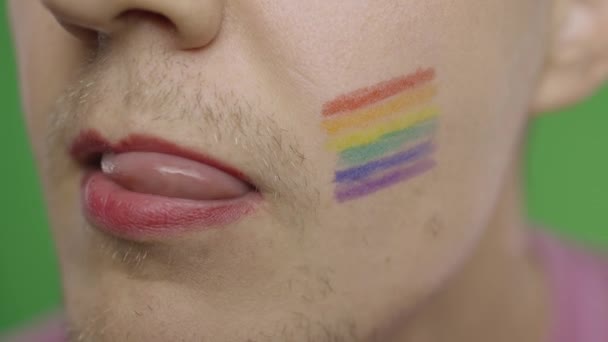 Homem barbudo com lábios pintados os lambe sexualmente. Comunidade LGBT. Transexuais
 - Filmagem, Vídeo
