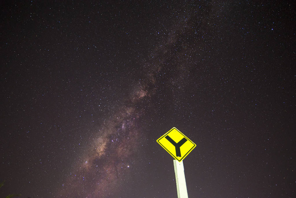 Cielo y señales de tráfico por la noche, Vía Láctea en el cielo
 - Foto, imagen