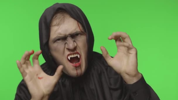 Mann Vampir Halloween Make-up und Kostüm. Kerl mit Blut im Gesicht - Filmmaterial, Video