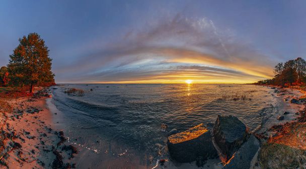 Nascer do sol colorido no mar Báltico rochoso durante o outono
 - Foto, Imagem