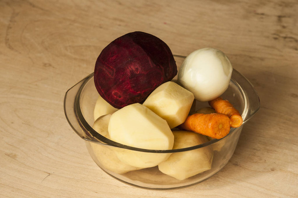 Ωμά λαχανικά για σούπα τεύτλων μπορς. τεύτλα, καρότο, πατάτα, κρεμμύδι - Φωτογραφία, εικόνα